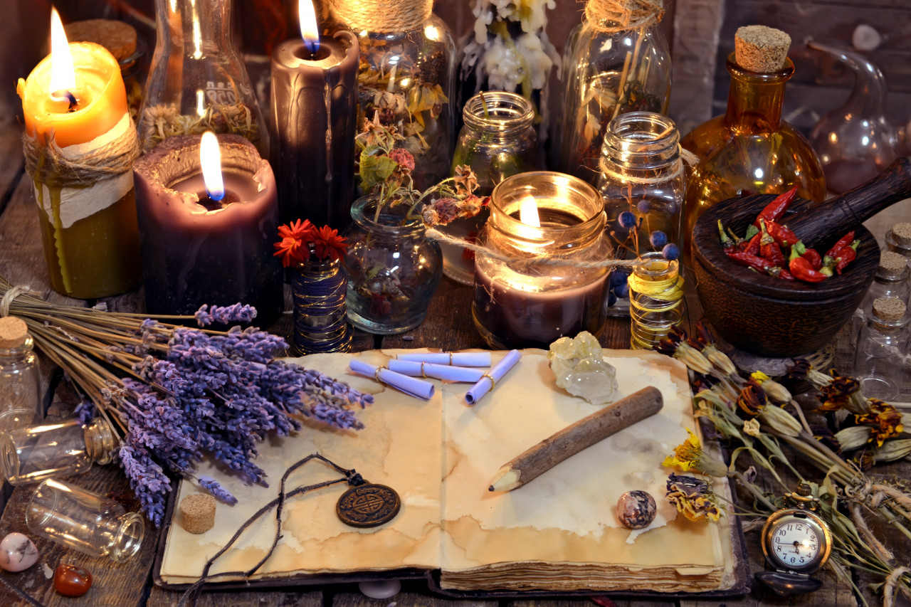 8 Hair Raising Herbs to Manufacture this Halloween